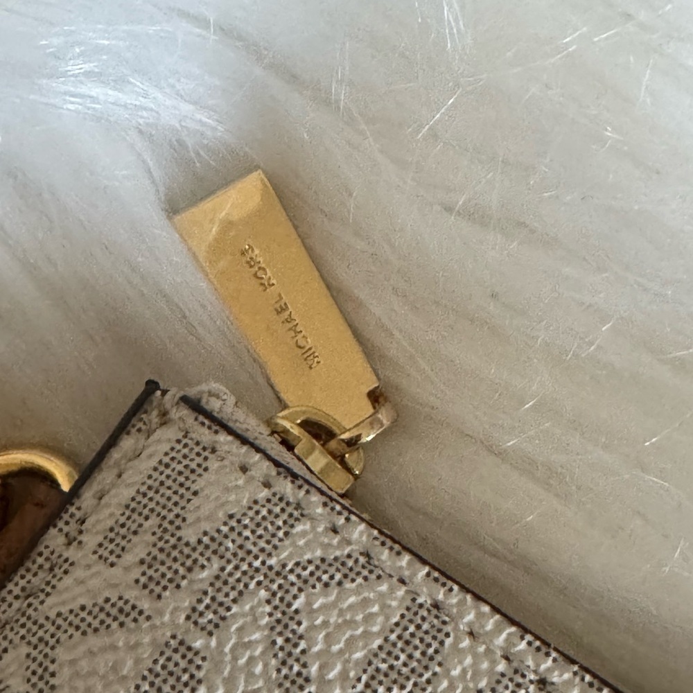 Michael Kors Cream and Brown Wristlet Jet Set front card open pocket - Picture 3 of 5